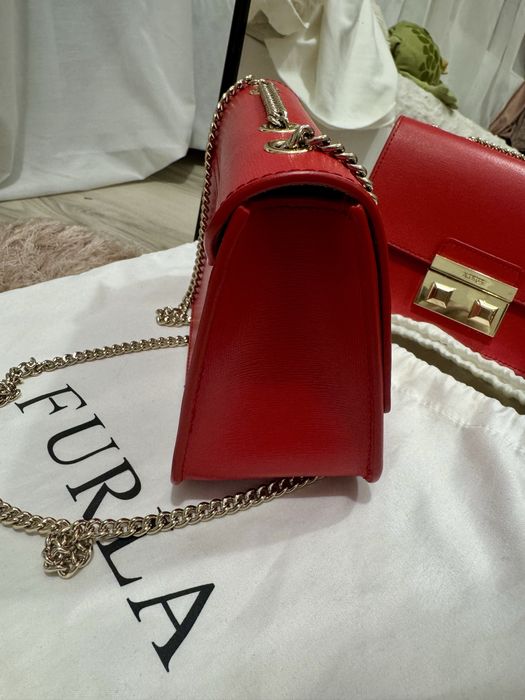 Geantă Furla Bella mini de umăr cu lant auriu rosie piele naturală