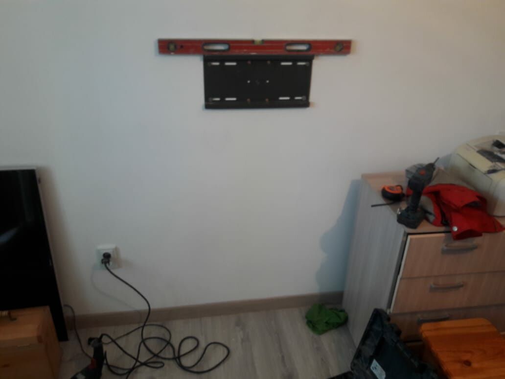 повесить телевизор подвеска кронштейна установка ТВ на стену