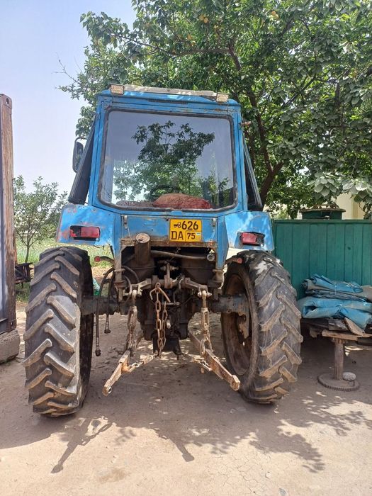 Traktor zo‘r qora mator zadni mos karopka gipayt xolatda ishga tayyor