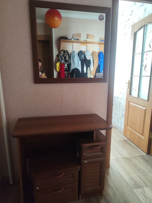 Продам стол с зеркалом