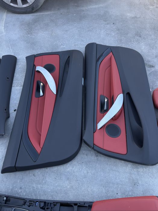 F33 кори на вратите червени