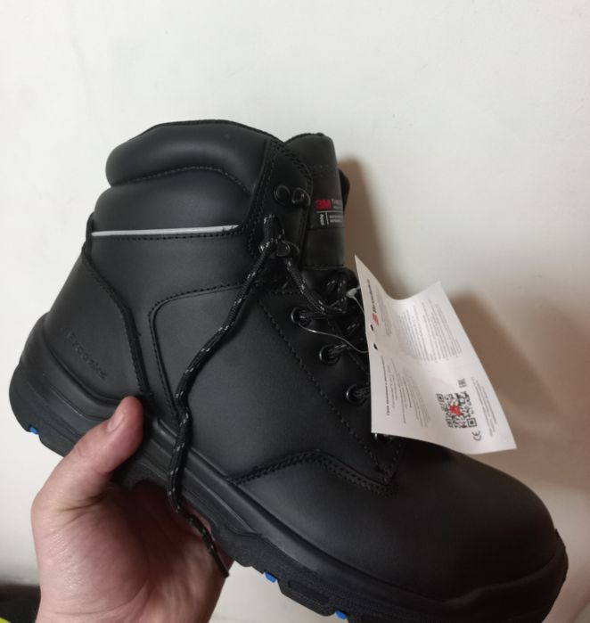 Продам обувь зимнию с подноском.