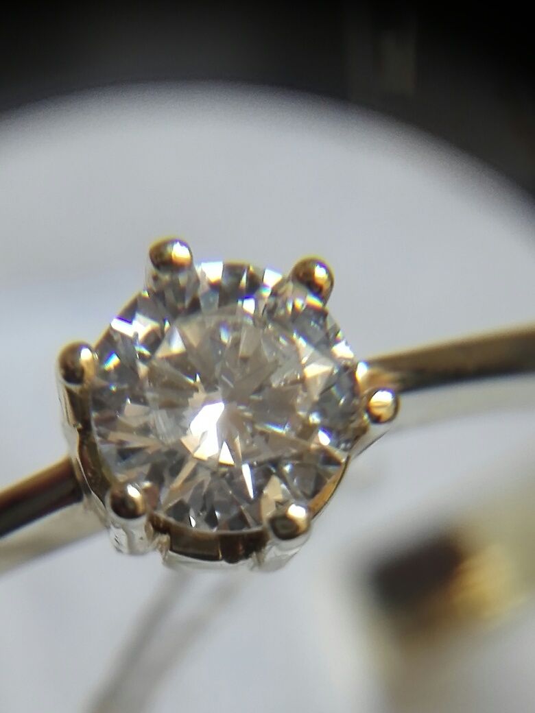 Vind inel solitar deosebit din aur cu diamant 0,70ct