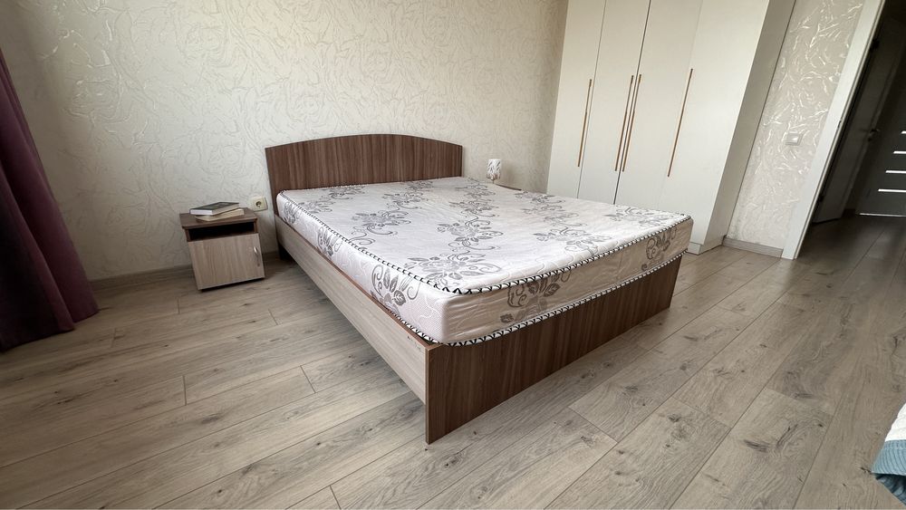 Продам кровать с матрасом и тумбами