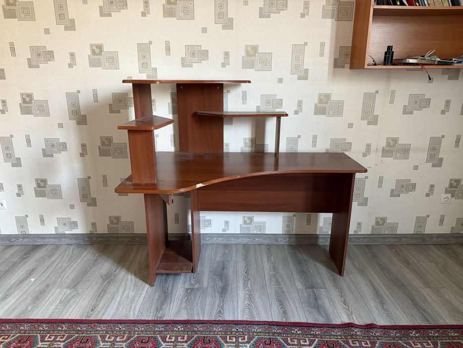 Письменный стол с допольнительными полками