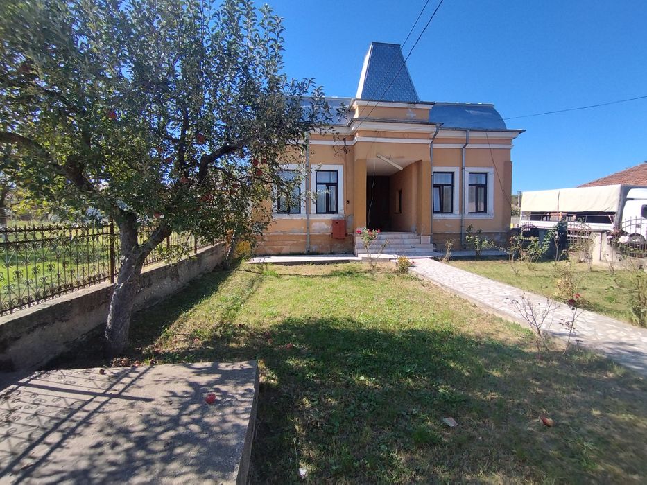 Casă 5 camere + living, teren 1.556 m² – Beleți-Negrești, jud. Argeș
