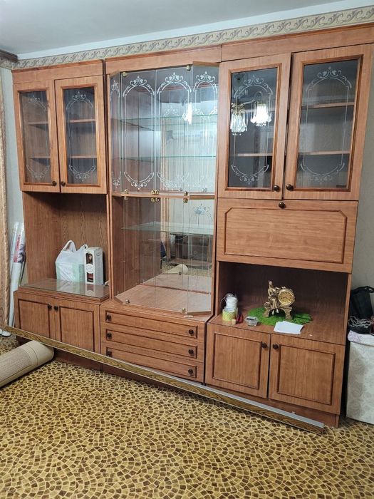 Продаётся гарнитур (комплект) для гостиной из 3-х шкафов