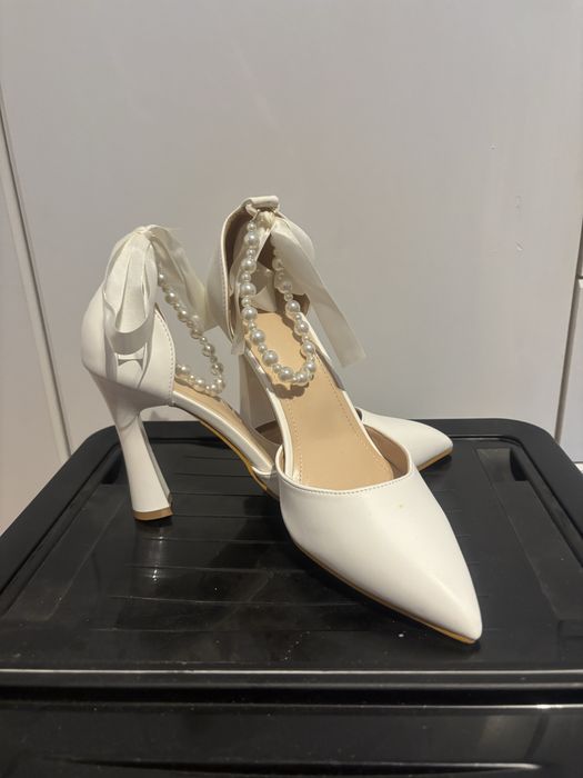 Pantofi albi cu margele nr 40