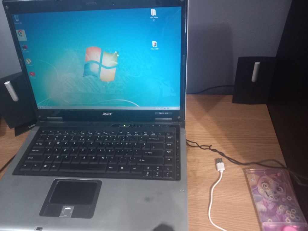 Vând laptop Acer plus 2 boxe