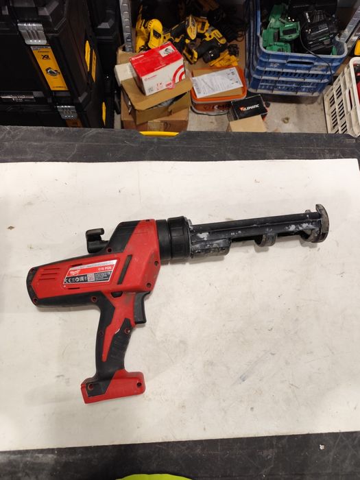 Акумулаторен пистолет за силикон Милуоки Milwaukee C18 PCG 18V