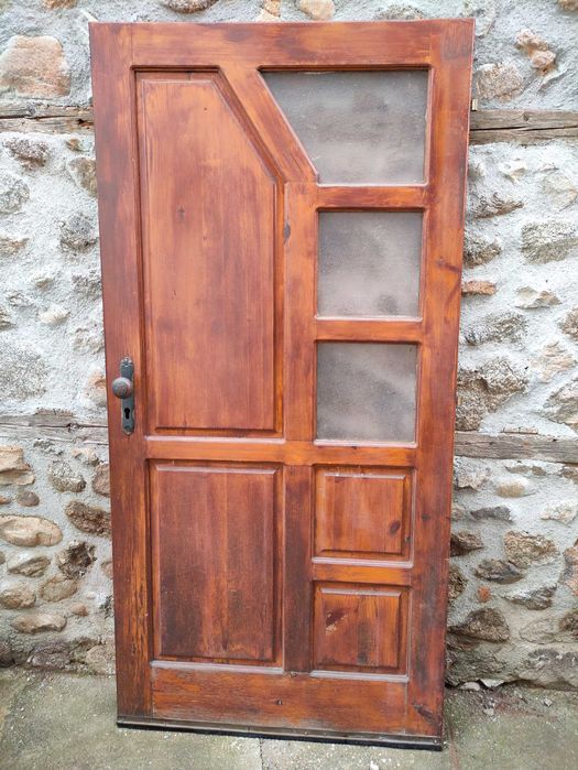 Масивна дървена врата