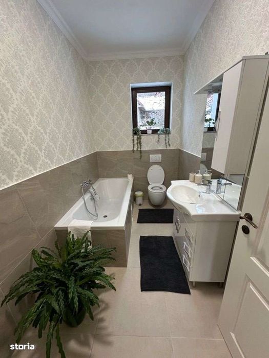Casă cu 2 apartamente și garaj în schei centrul vechi