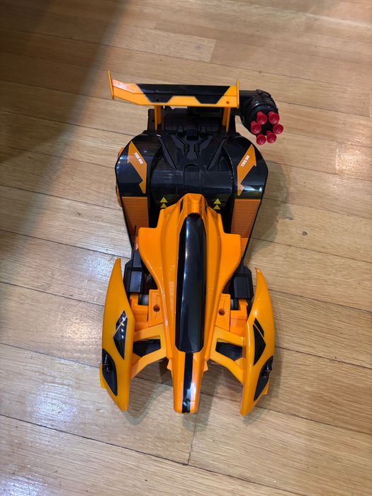 Robot transformer cu telecomanda, trage cu 6 rachete, lumini si sunet