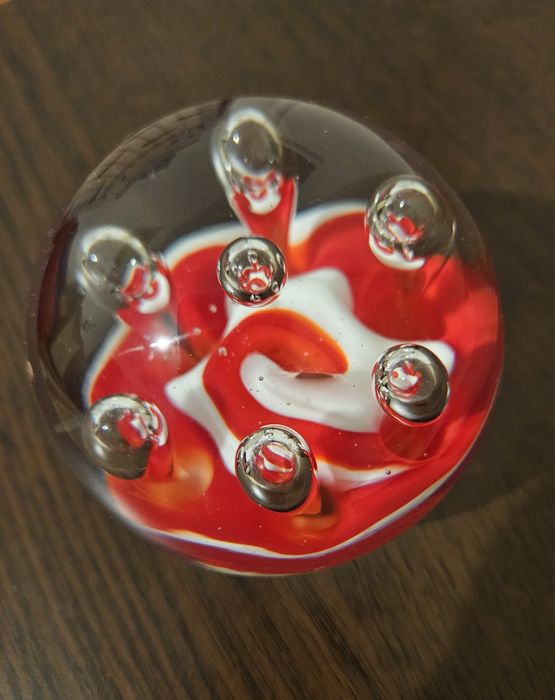 Glob decorativ roșu