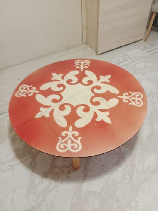 Круглый стол в отличном состоянии