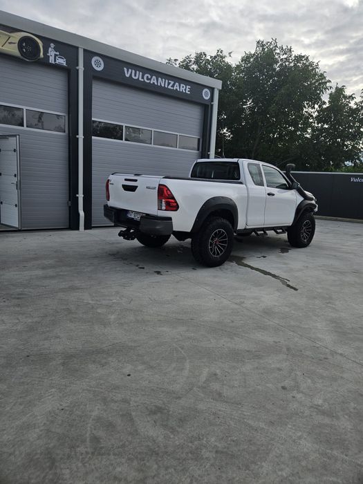 Vand Toyota Hilux 2021- accept varinate cu auto, +  - diferenta