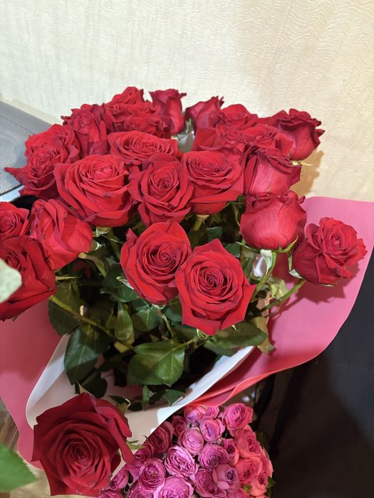 Цветы в бу, розовые, красные,