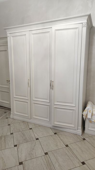 Срочно продам шкаф в прихожую, тумбу под обувб натуральное дерево.