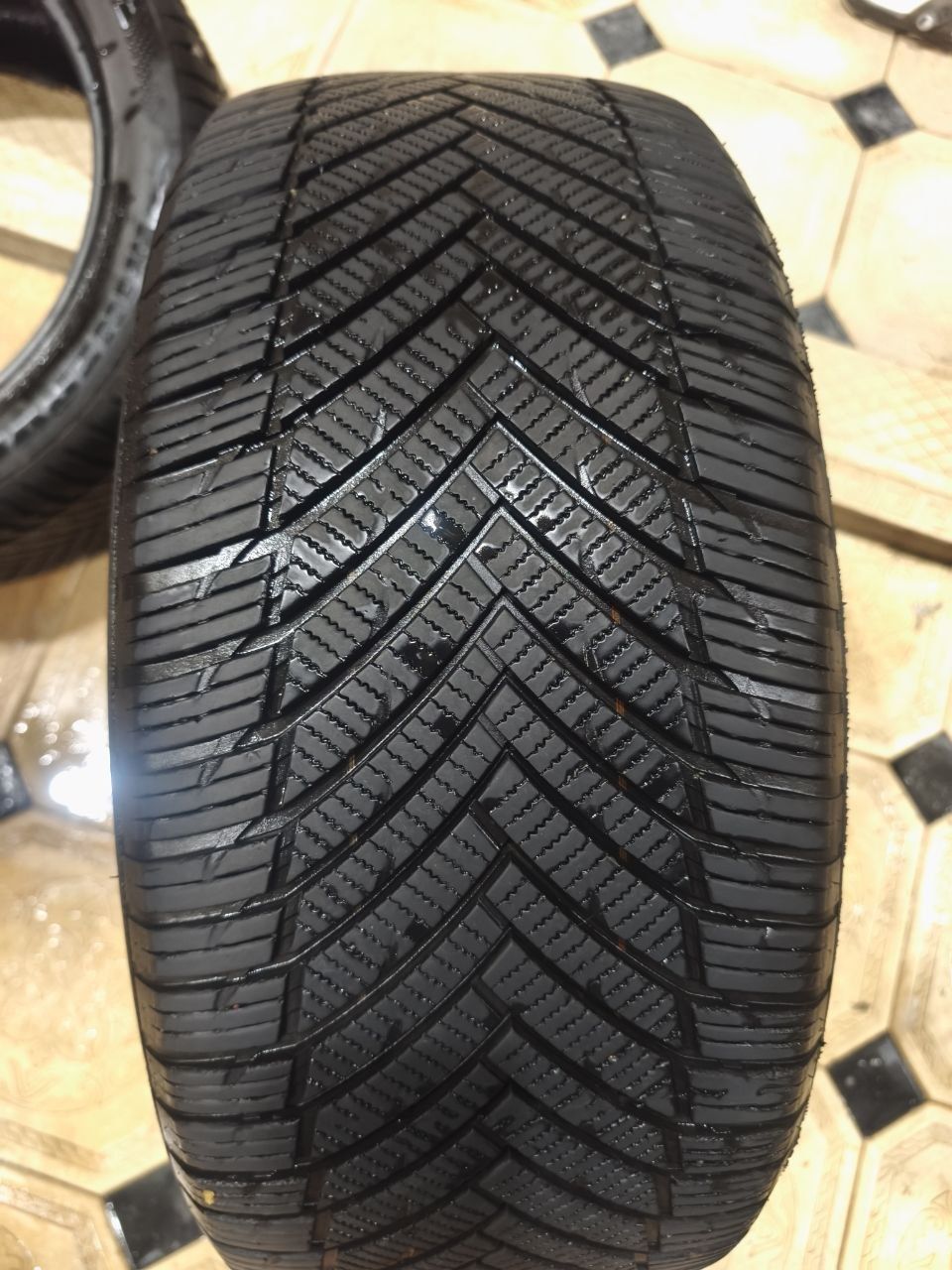 Продам Шины в отличном состоянии 245/45/R18