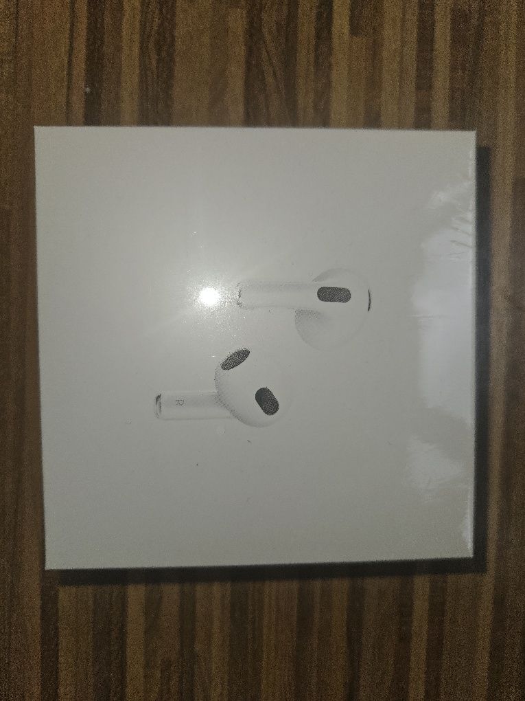 Безжични Bluetooth слушалки Apple AirPods 3