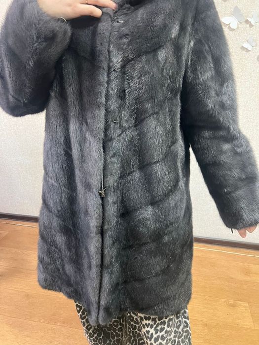 Продам две шубы за 120000 срочно сост отл. Звоните