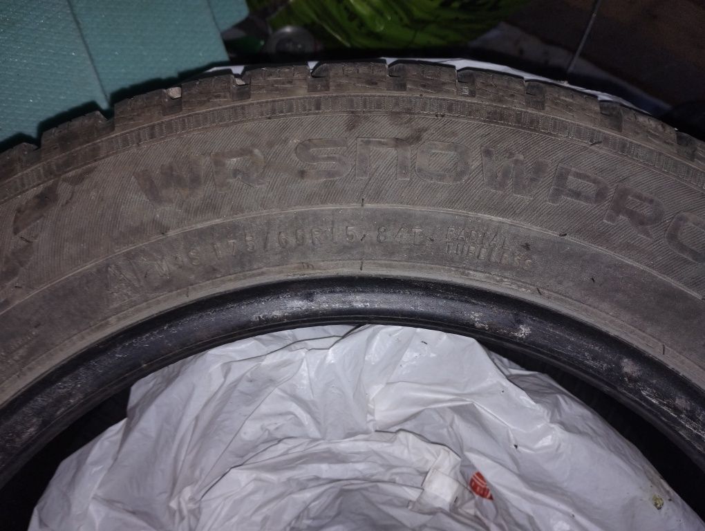 Зимни гуми Nokian Snowproof 175/65 R15 използвани