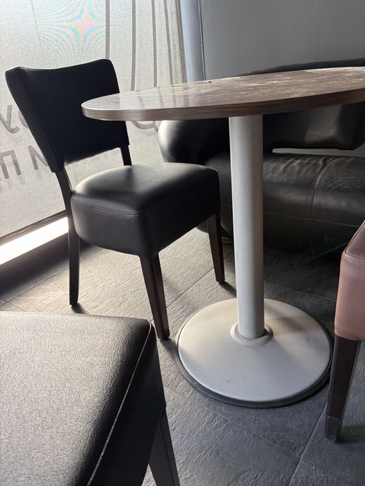 Маса, със стабилна желязна основа и ламиниран плот.