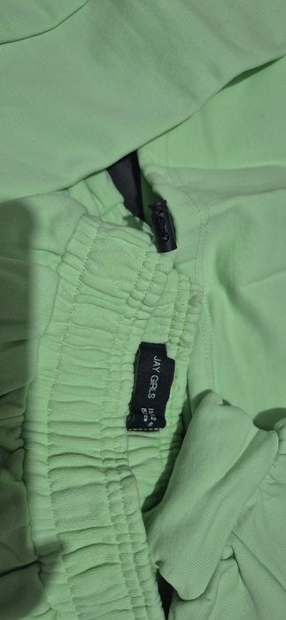 Костюм спортивный светло зелёного цвета.