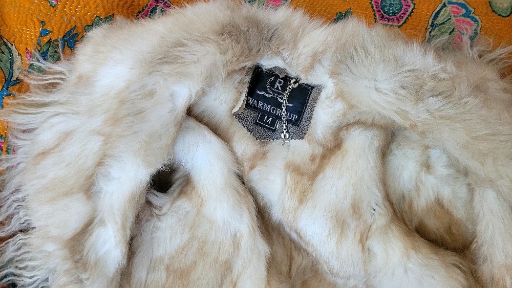 Haină din piele și blană ecologică.