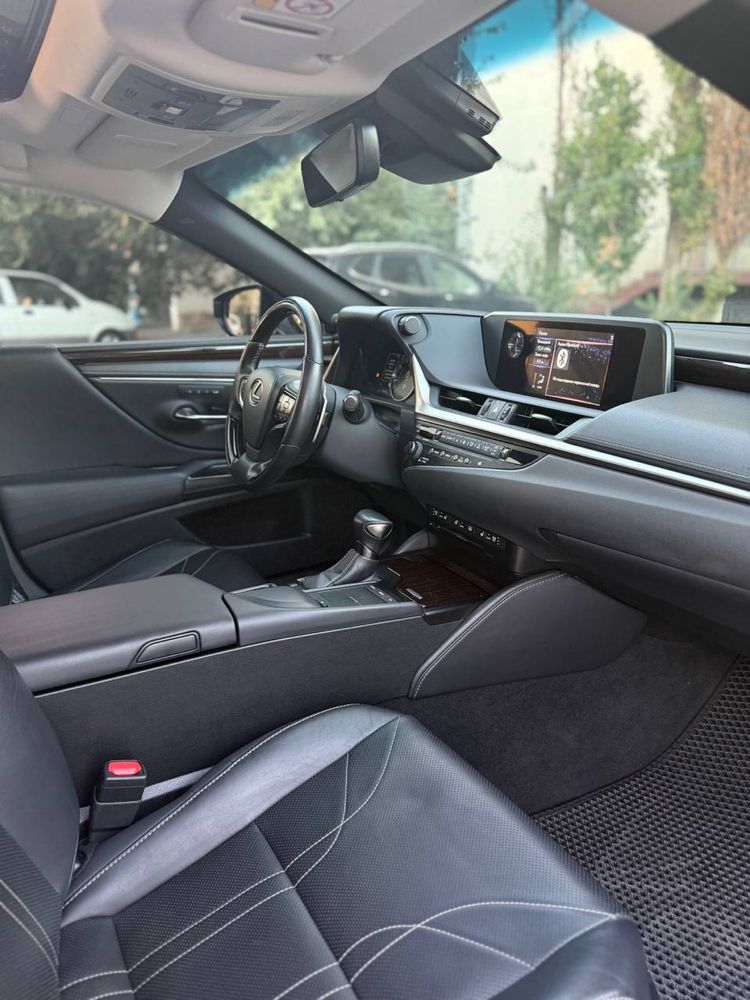 Lexus ES 250.