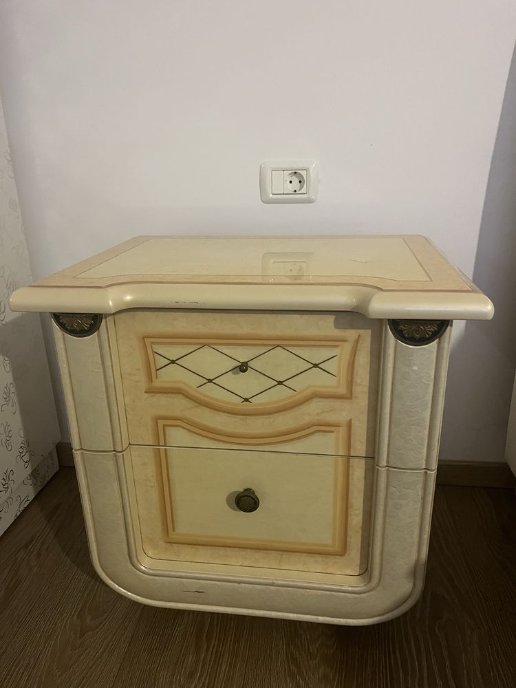 Mobilier cu oglinda din cristal si doua noptiere
