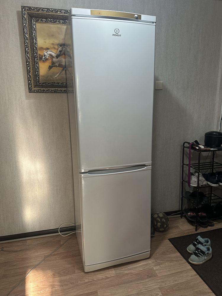 Холодильник INDESIT