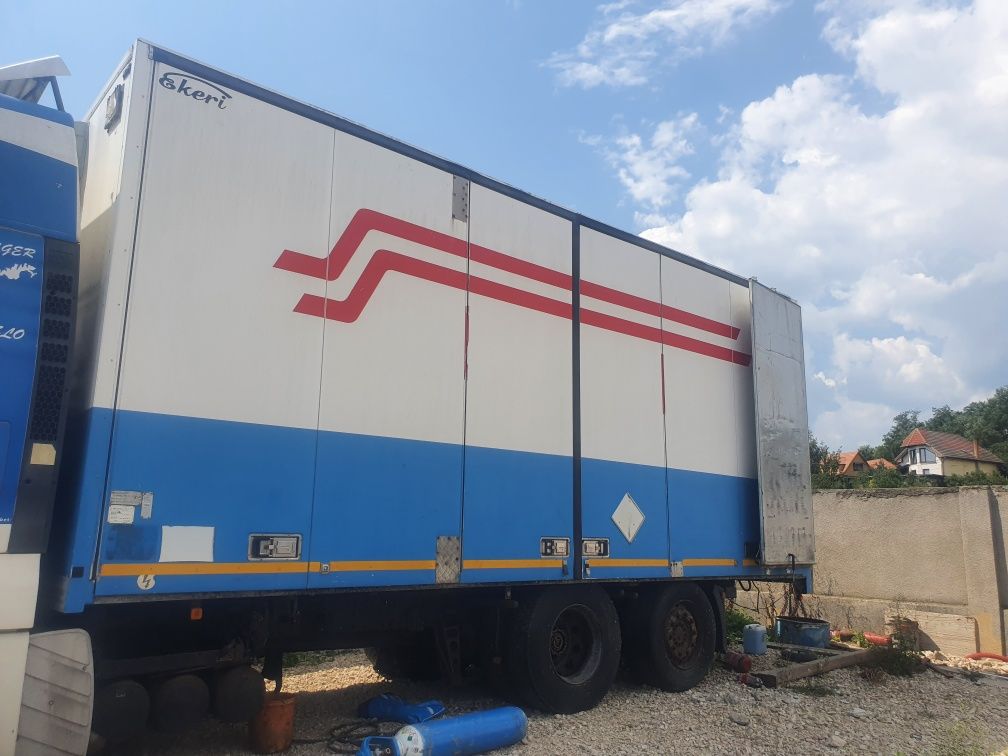 Container aluminiu izolat . A fost pe un camion se vinde cu semisasiu