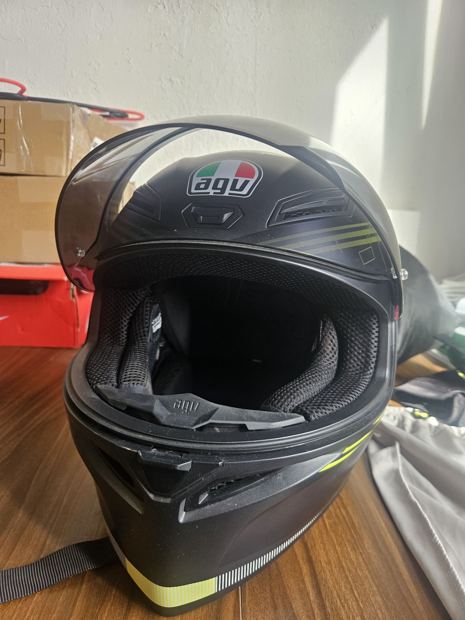 AGV каска, ръкавици, текстилено яке и покривало за мотор.