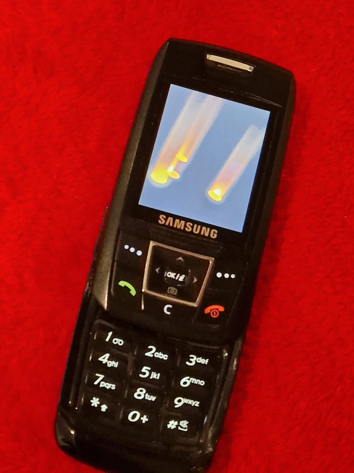 Super telefon slide SGH-E250 cu  display mare,  vine cu înc