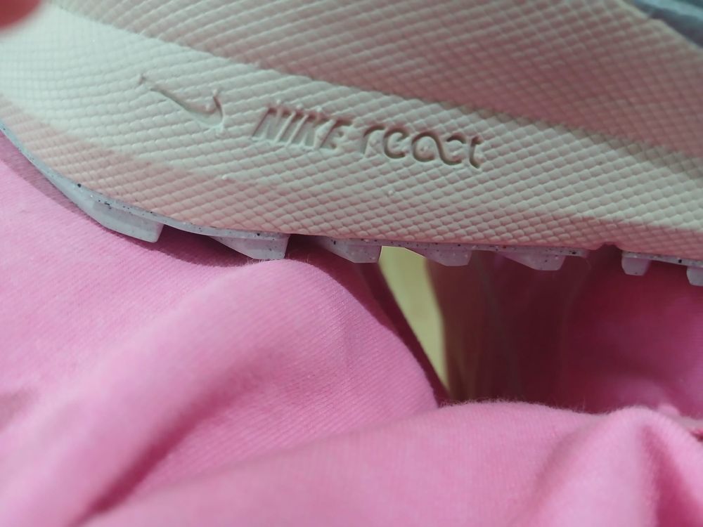 adidasi nike react