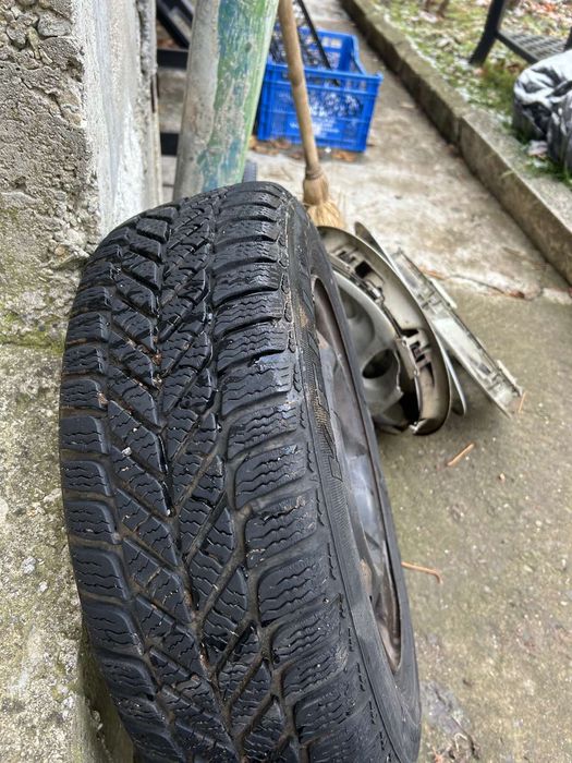 Зимни гуми с тасове 175/65R14 от пежо 206.