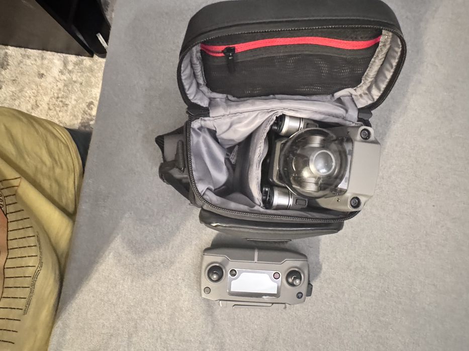 DJI Mavic 2 Zoom + 3 baterii + geantă – stare bună