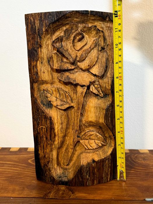 Trandafir in bucata de lemn