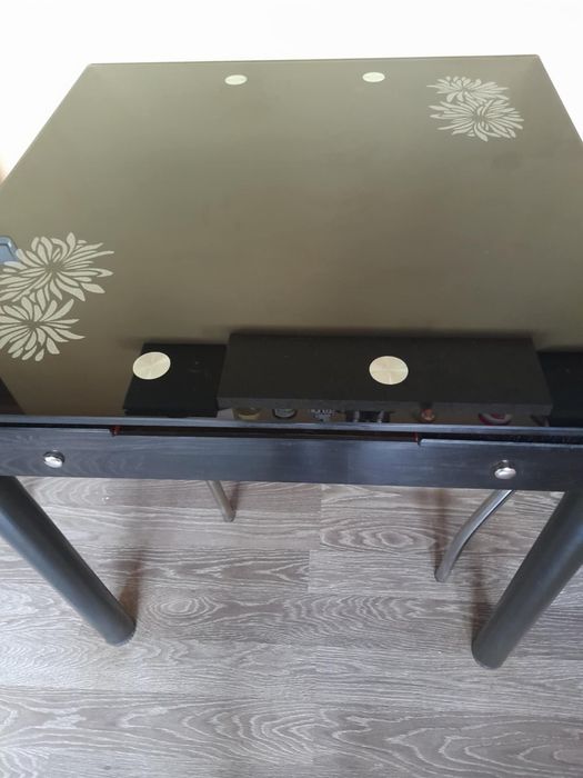 Стъклена трспезна маса