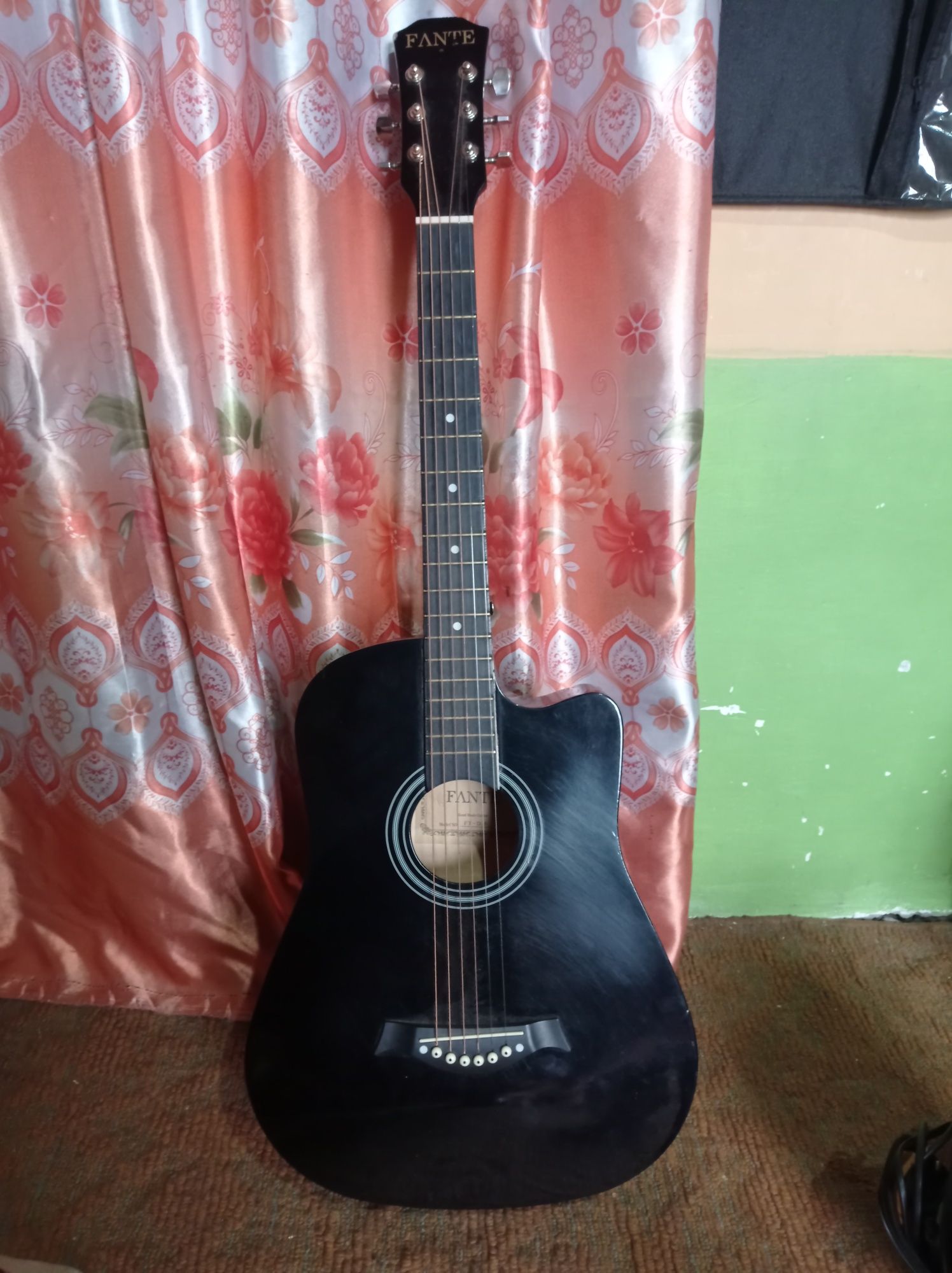 Akustik Gitara sotiladi