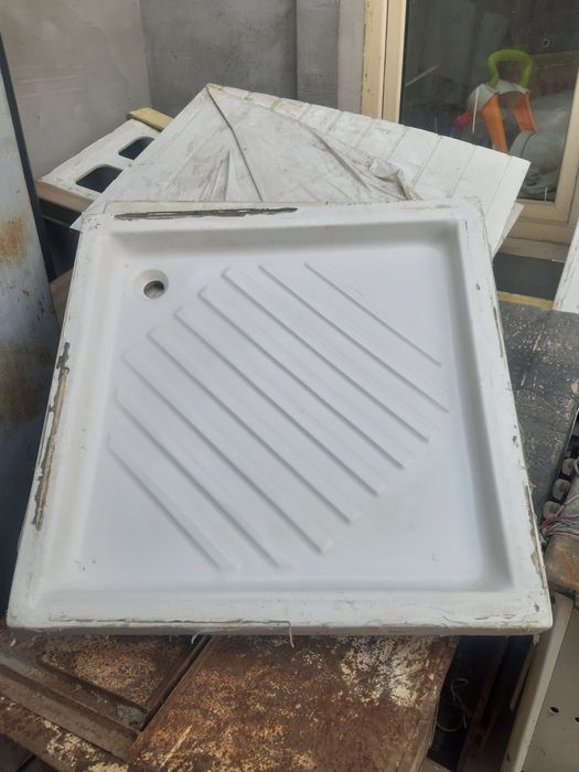 Душевые поддоны продаются.