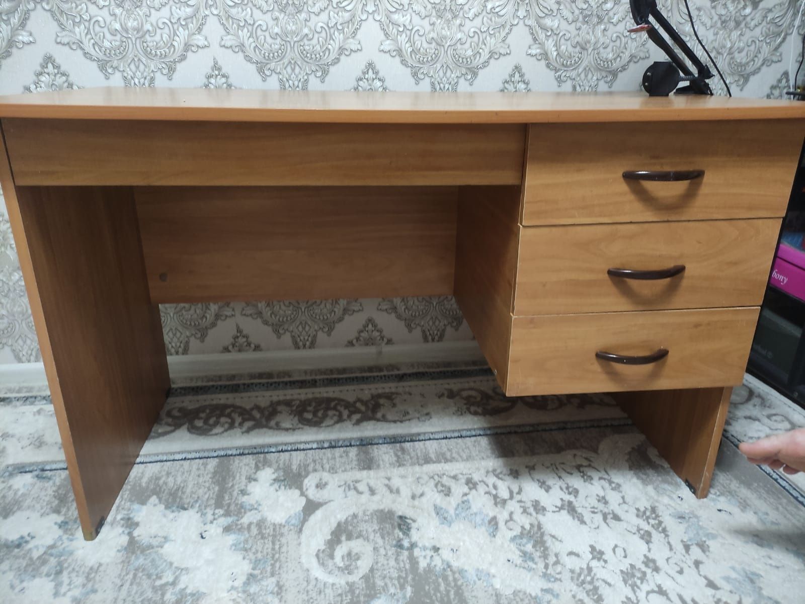 Продаем стол письменный