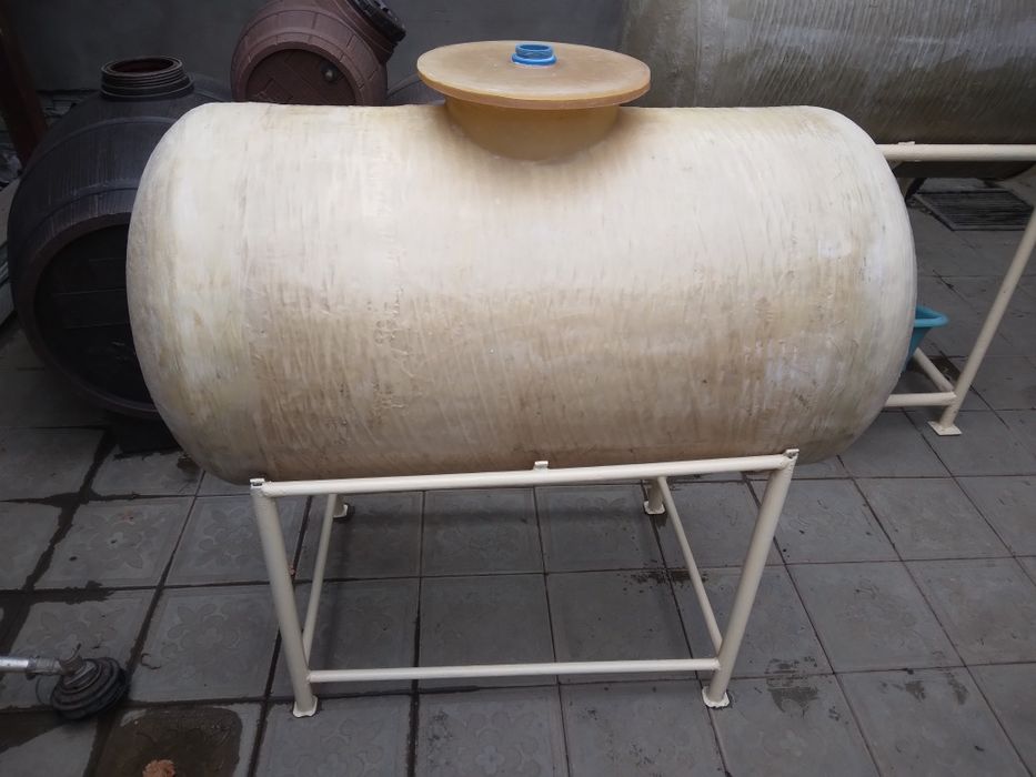 2 Butoaie vin fibra sticla cu suporti ,300 l