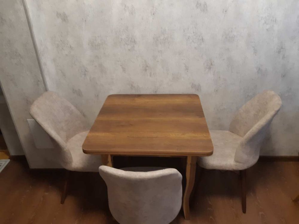 Продам 2 стола с 6 стульями, турецкого качества.