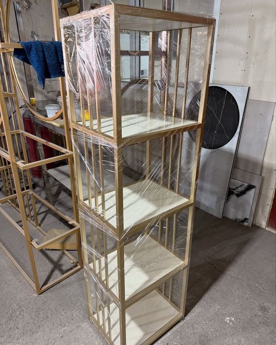 “Luxury Gold” услубидаги стеллаж — олтин рама қора ва оқ рангда!