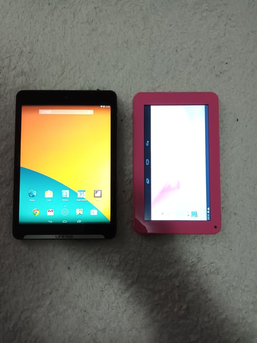 Doua tablete model mai vechi