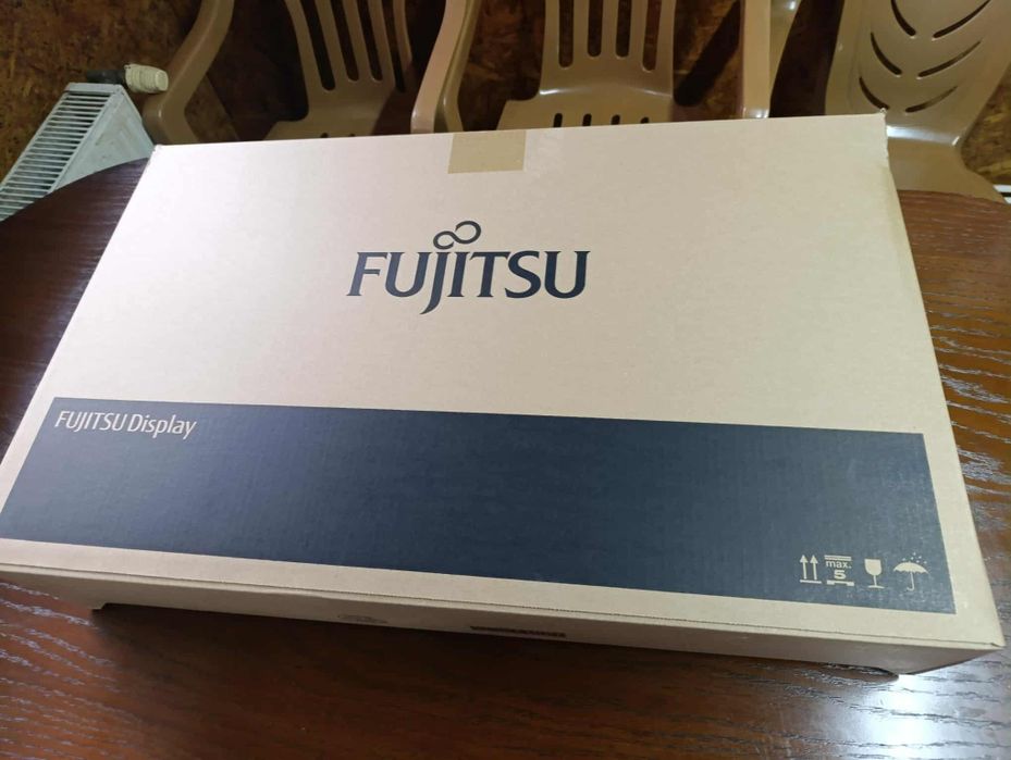 Fujitsu монитор – като нов, с кутия и аксесоари