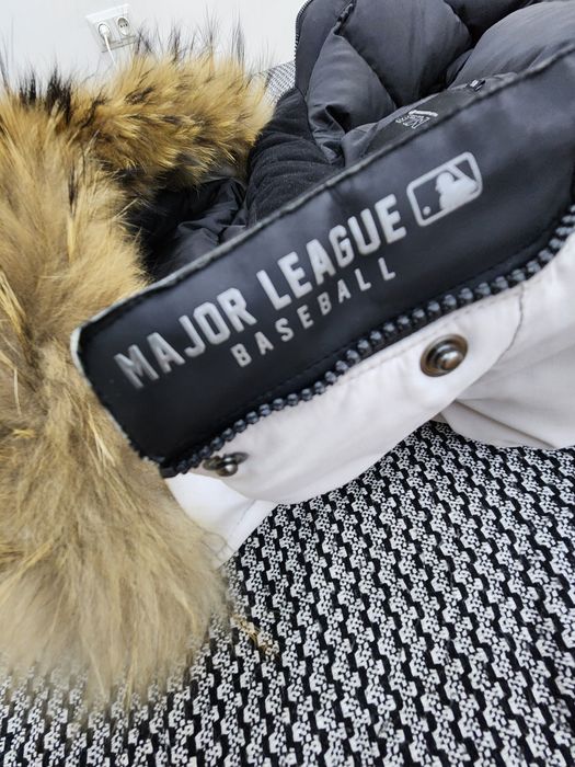 Зимняя куртка пуховик фирмы MLB.