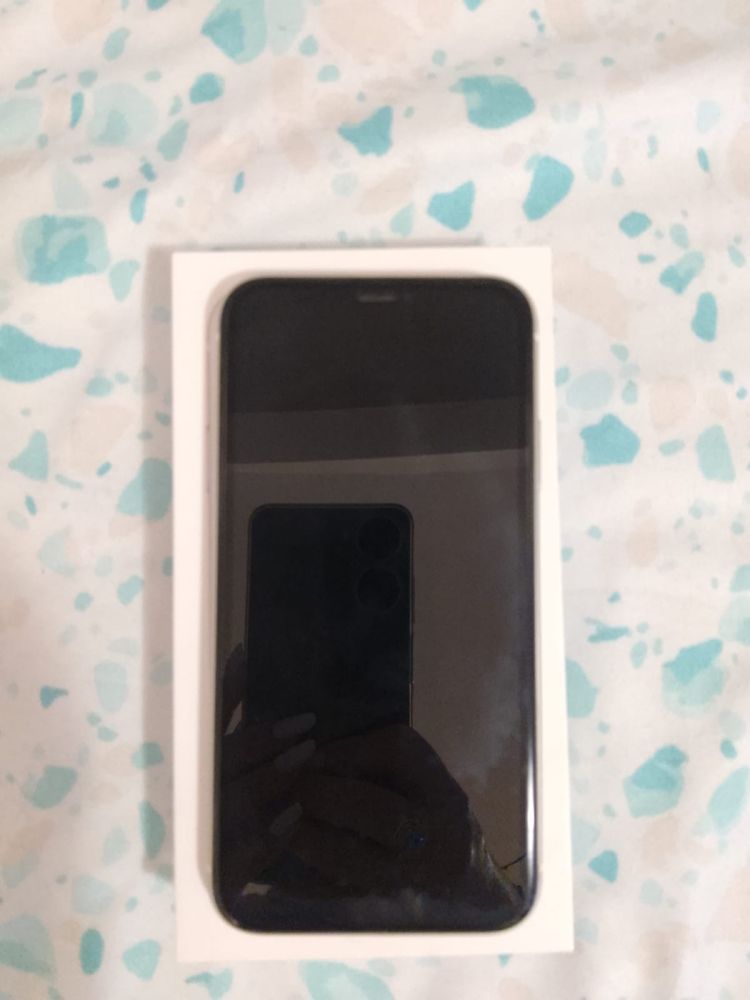 Iphone 11 white, vine insotit de cutie si cablu original